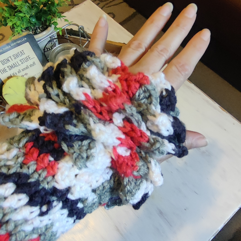 Beautiful Crochet Fingerless Gloves - Picture 2 of 6